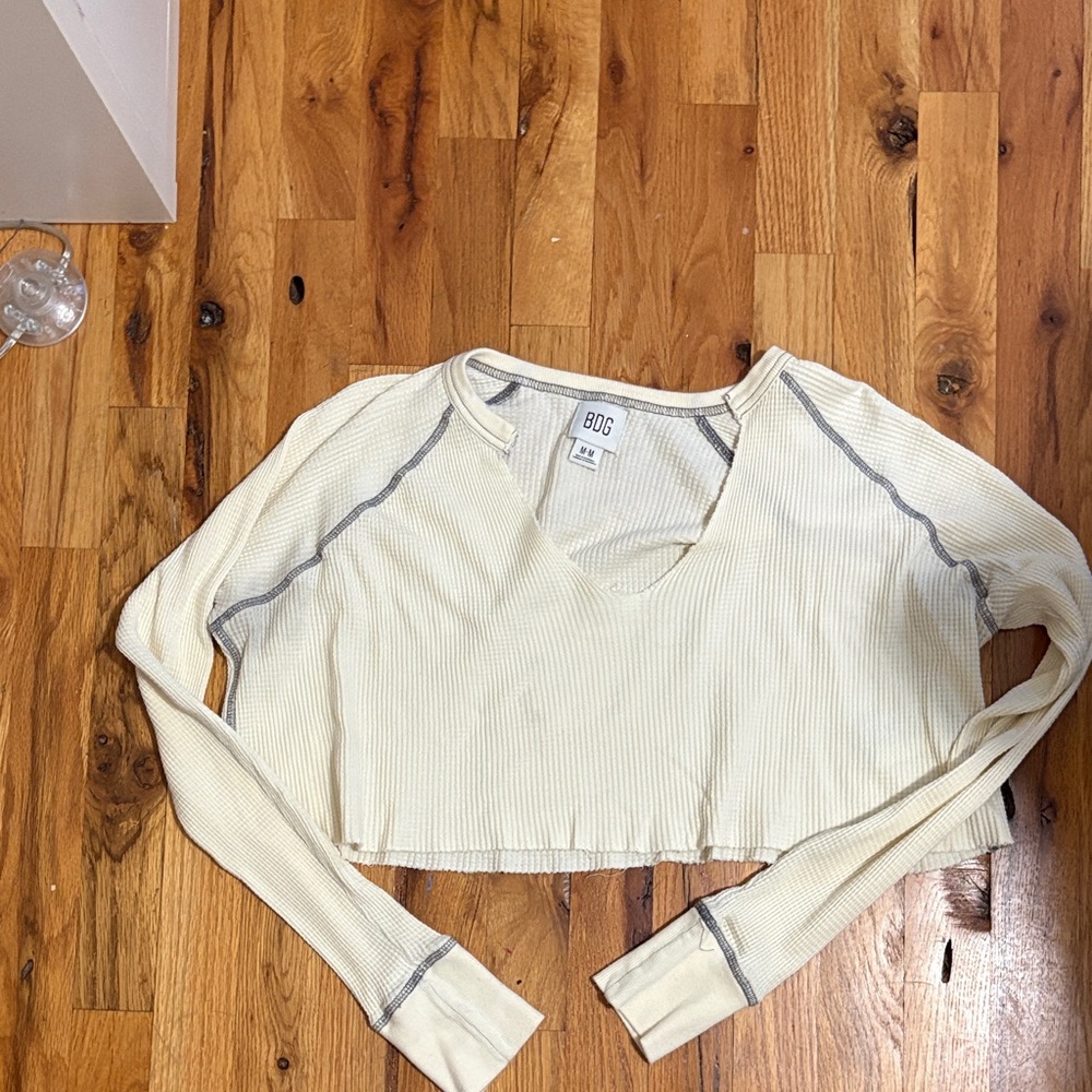 BDG Cream Ribbed Cropped V‑Neck Long‑Sleeve Top with Contrast Seams
